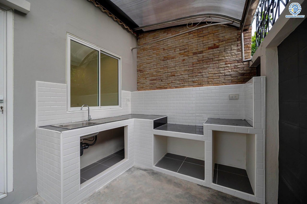 บ้านมือสองตกแต่งใหม่ โครงการ อรุณวดี พระราม5-รัตนาธิเบศร์ หลังมุม เนื้อที่ 50.4 ตร.ว. ฟังก์ชัน 3 ห้องนอน 2 ห้องน้ำ 1 ห้องอเนกประสงค์ จอดรถได้ 1 คัน บนทำเลทำเลศักยภาพ ติดถนนราชพฤกษ์ เชื่อมต่อทุกการเดินทาง ใกล้รถไฟฟ้าสายสีม่วง "สถานีบางรักใหญ่" และจุดขึ้นทางด่วน "ศรีรัช"